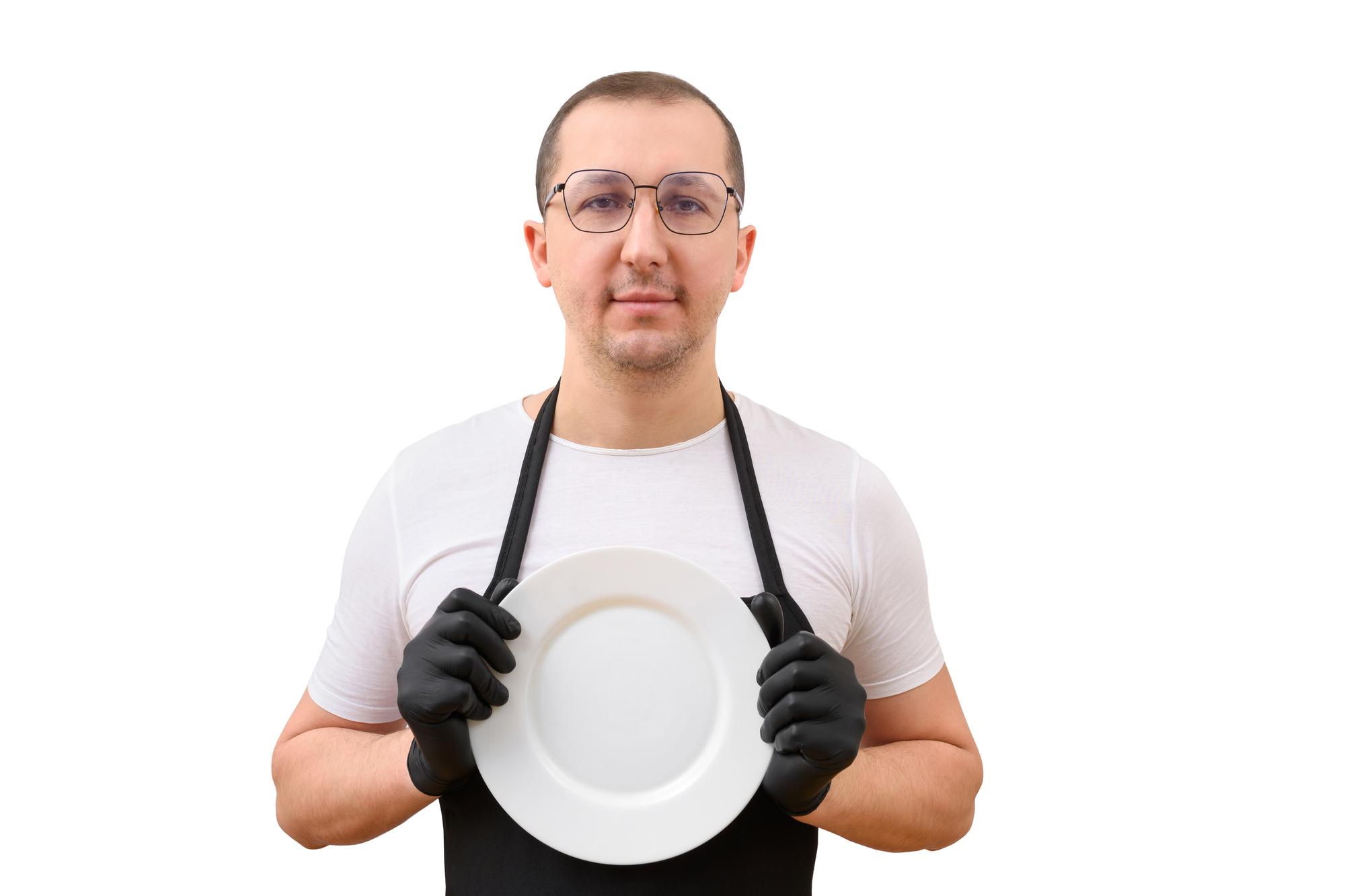 Instructor mostrando plato terminado frente a cámara