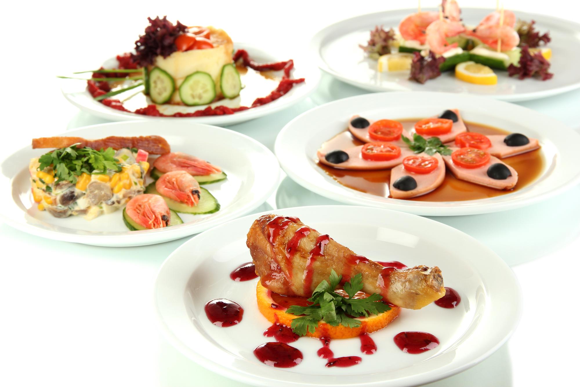 Mesa con platos variados mostrando resultados de curso